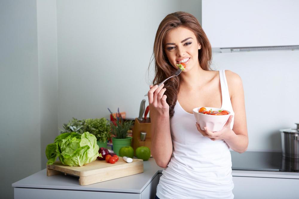 Woman eating a salad after nutritional counseling.