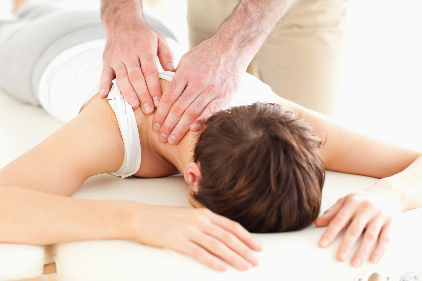 Woman with neck pain getting chiropractic care.