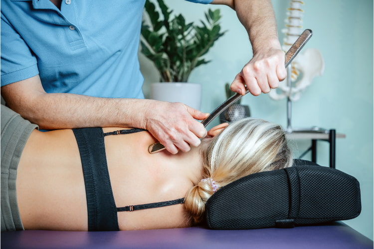 chiropractor use IASTM treatment method to the patient