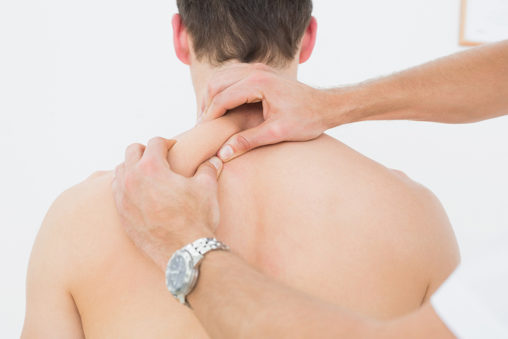 man getting his shoulder pain relieved